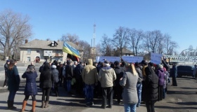 Працівники Хорольського заводу дитячого харчування перекрили трасу Київ-Харків